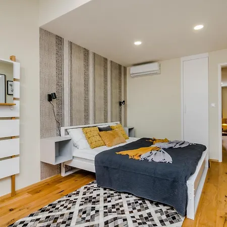 Days - Premium Loft With Ac & View Of The Zizkov Tower From Spacious Terrace Appartement Praag